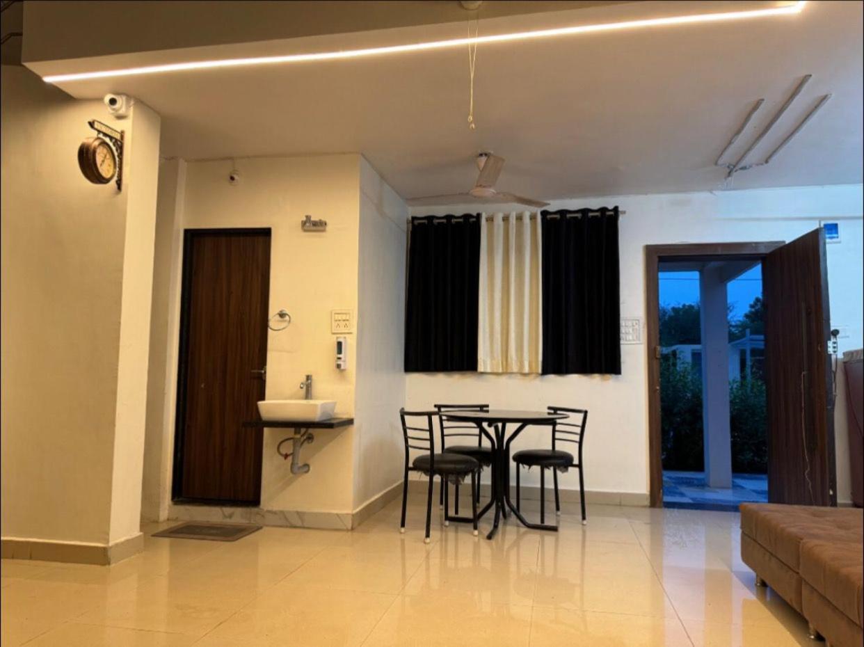 Siya Villa Ujjain Buitenkant foto